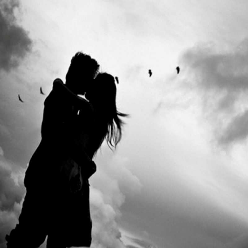 Открытка обнимаются на фоне неба  летят птицы  Хочу обнять тебя 