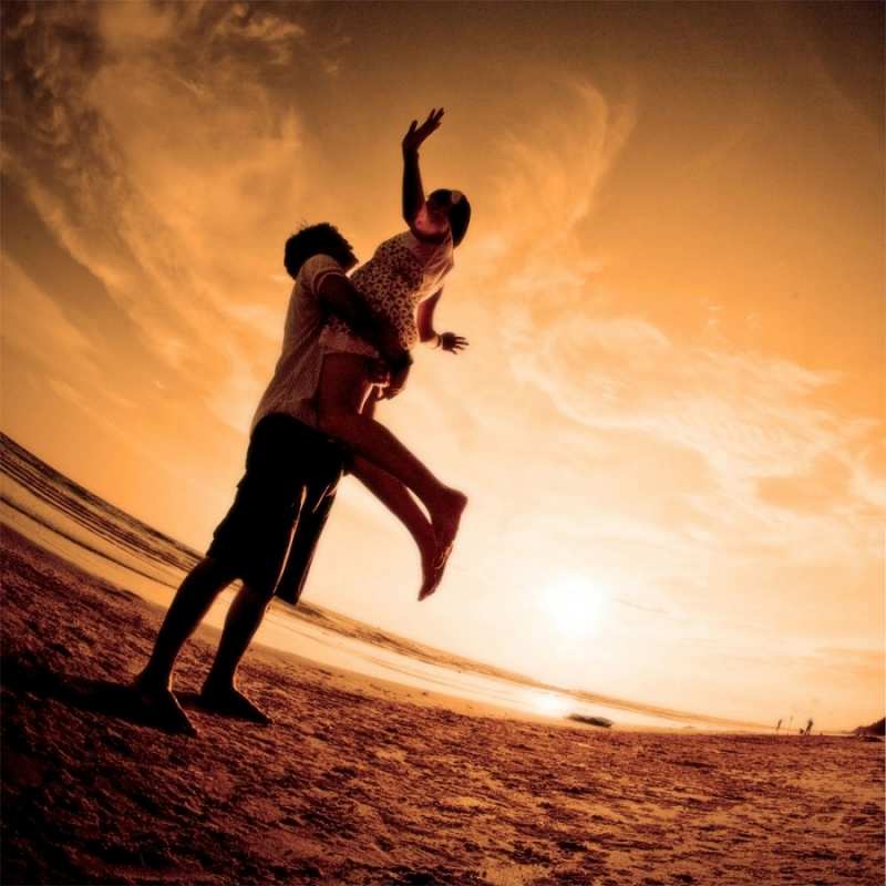 Открытка фото с искажениями  парень держит девушку  Я тебя люблю 