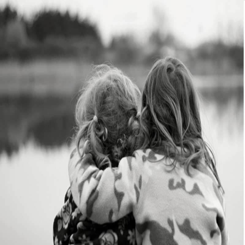 Открытка вода и девушки  в дали все в тумане  Хочу обнять тебя 