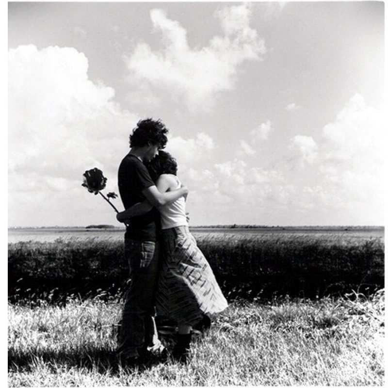 Открытка Возлюбленные обнимаются  чернобелое фото  Хочу обнять тебя 