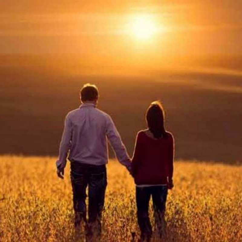 Открытка за ручки по полю  оранжевое фото и солнце и небо и настроение  Хочу обнять тебя 