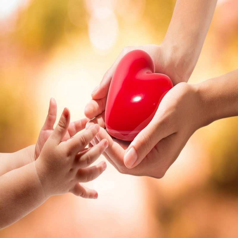 Открытка мама отдает сердце ребенку  мама и малыш  Хочу обнять тебя 