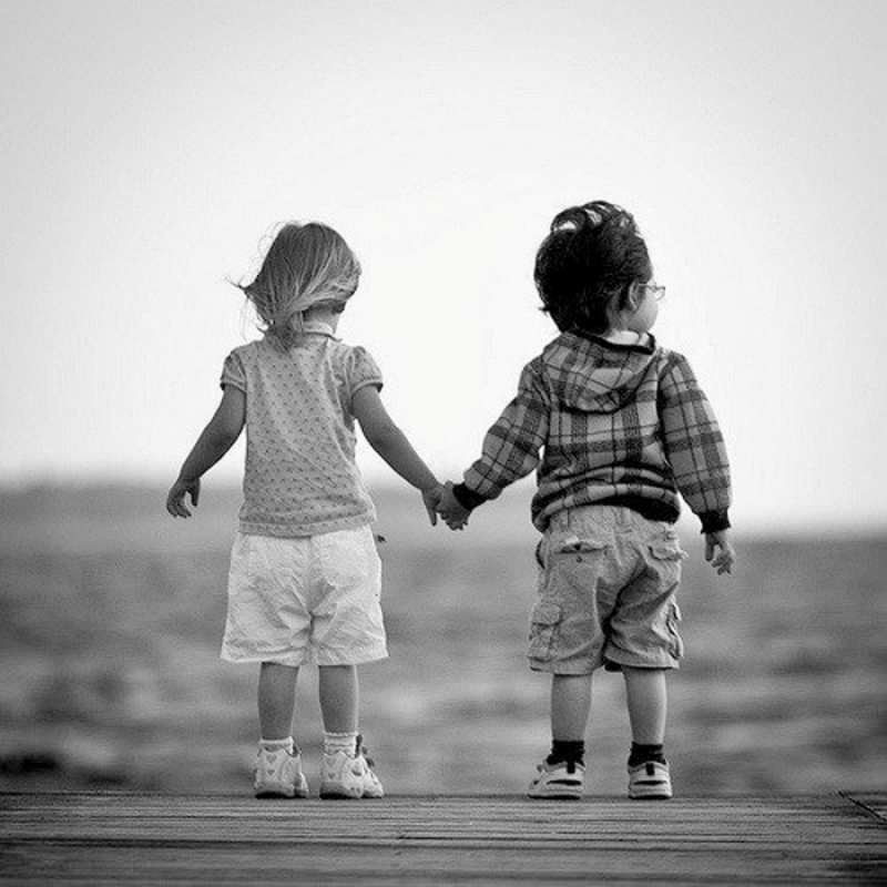 Открытка дети держатся за руки  давай дружить  Хочу обнять тебя 