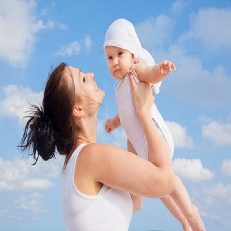 Открытка мама обнимает ребенка 1 небо и облака 1 Хочу обнять тебя 