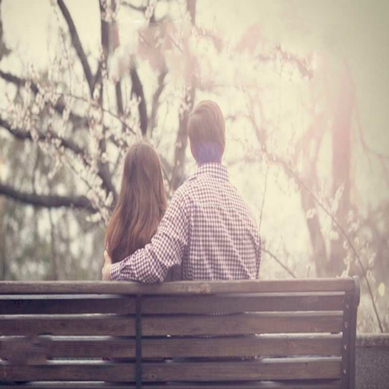 Открытка люди в парке отдыхают  цветут деревья весна  Хочу обнять тебя 