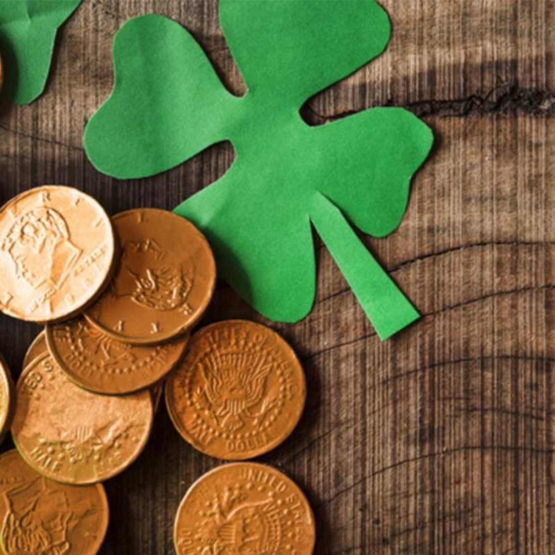 Открытка клевер и монеты  деревянный фон  Желаю тебе удачи 