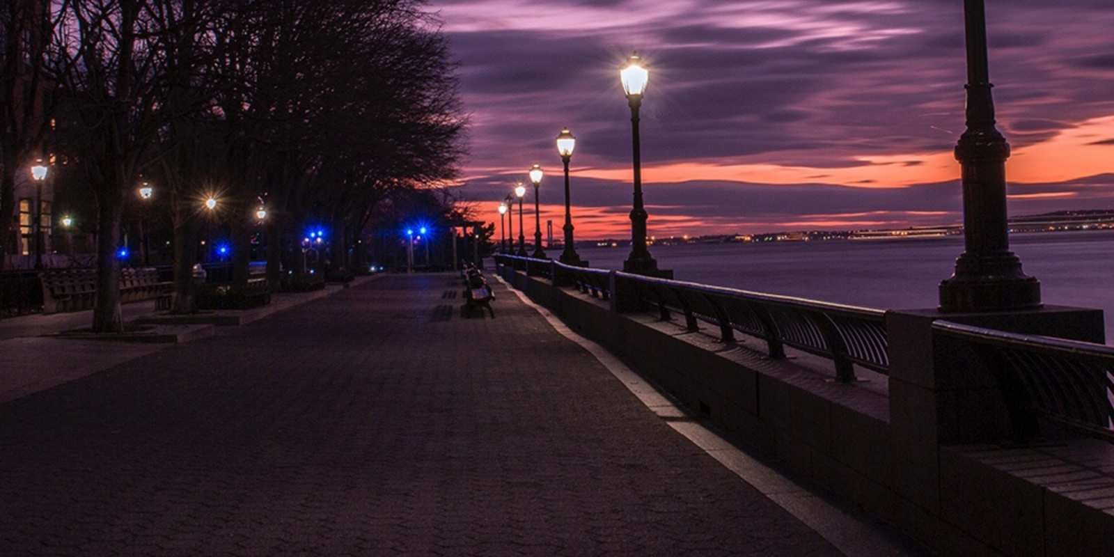 Открытка ночная набережная фонари на фоне реки Спокойной ночи 