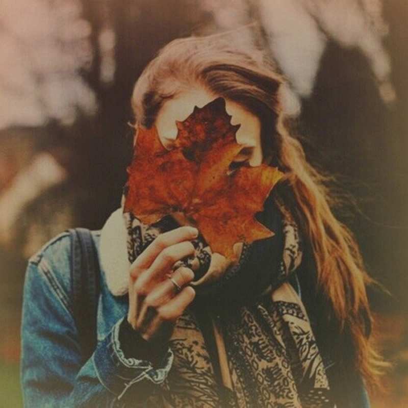 Открытка девушка держит кленовый лист  осеннее настроение и рыжая  Хочу обнять тебя 