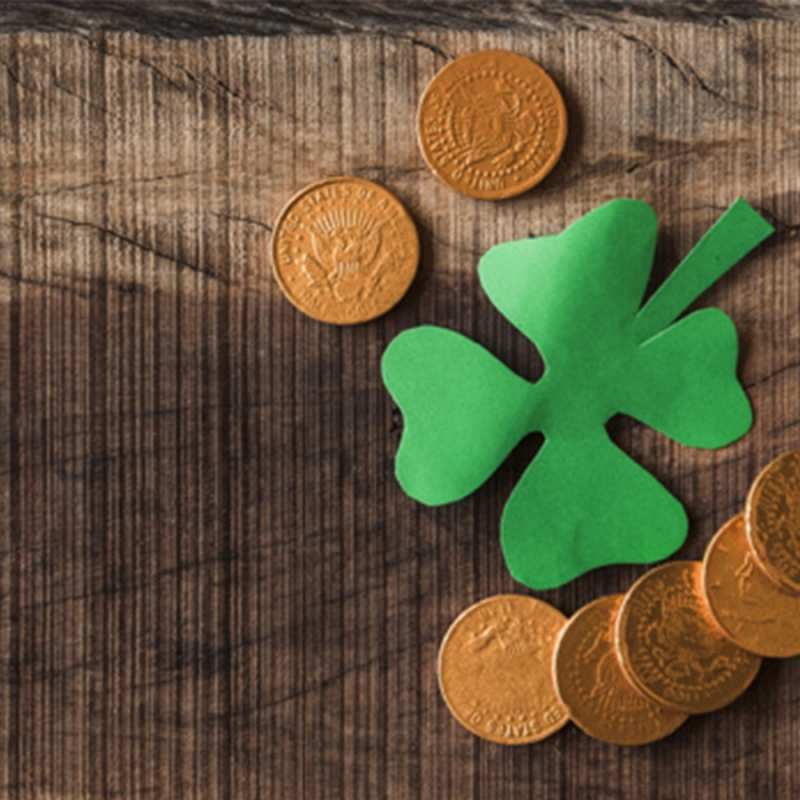 Открытка монеты и клевер на деревянном фоне  на удачу сегодня  Желаю тебе удачи 