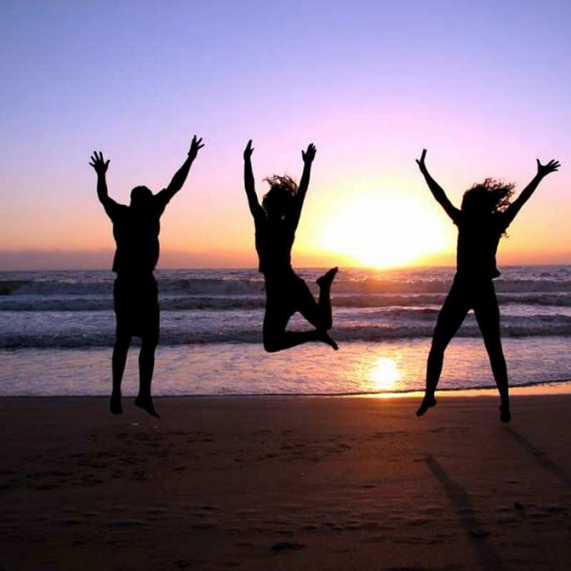 Открытка прыгаем на берегу  позитив  Я тебя люблю 