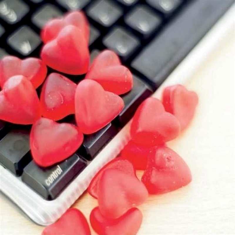 Открытка мармеладки на клавиатуре  конфеты в виде сердец  Я тебя люблю 