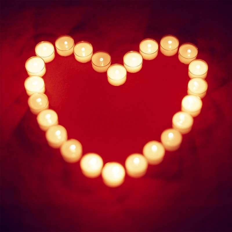 Открытка свечки в форме сердца  красота на красном фоне  Я тебя люблю 