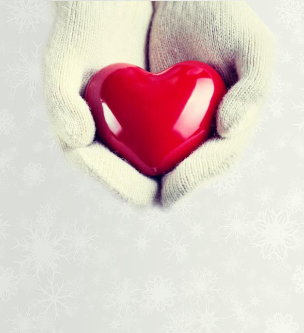 Открытка согреваем сердце  сердечко в руках, варежки  Я тебя люблю 