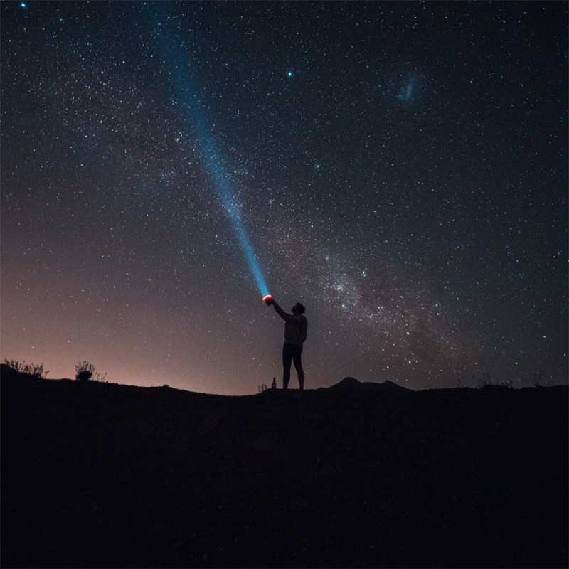 Открытка я тебя ищу в небе  звезды и луч света  Я по тебе скучаю 