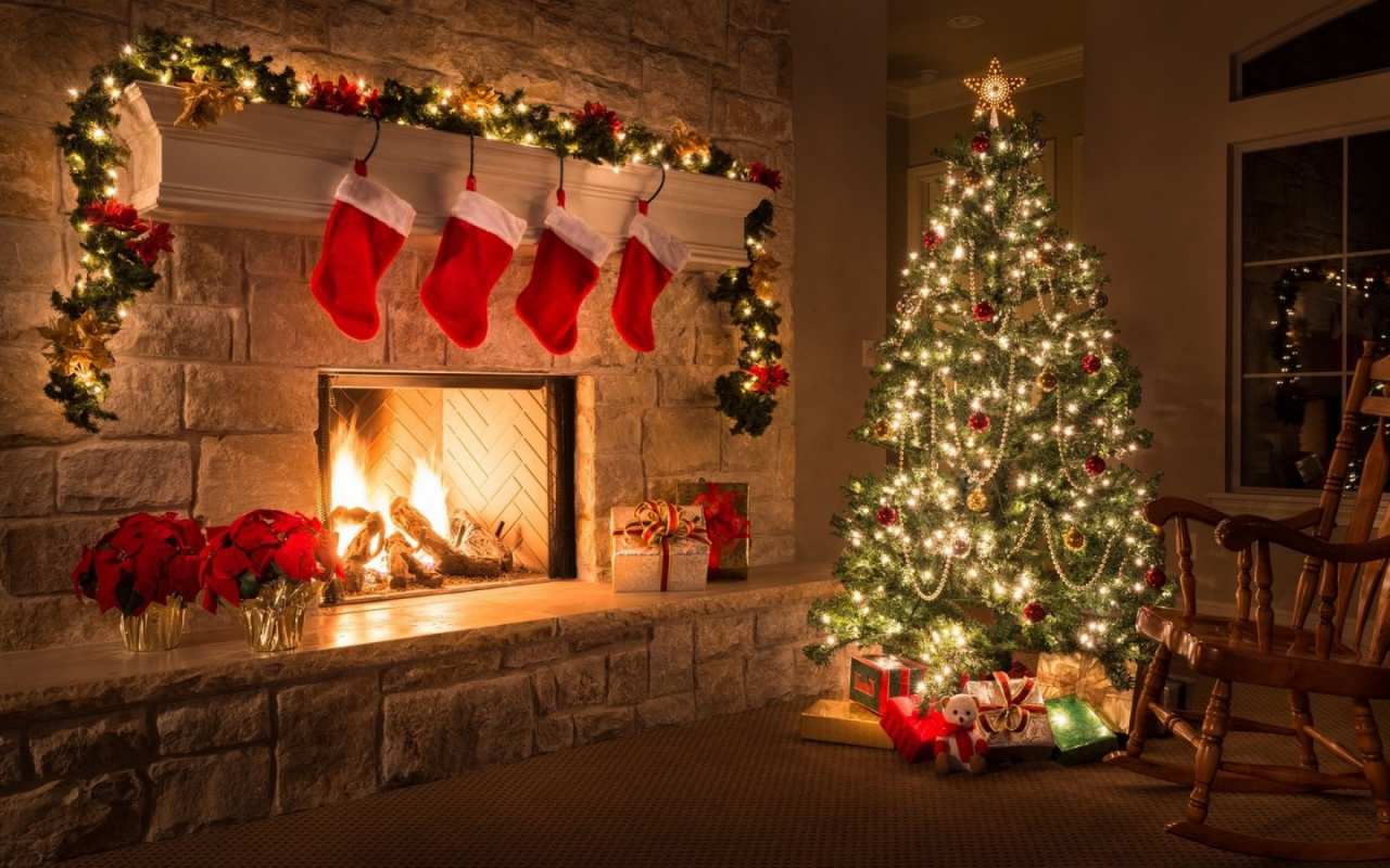 Открытка камин с огнем и елка  рождество   С рождеством 