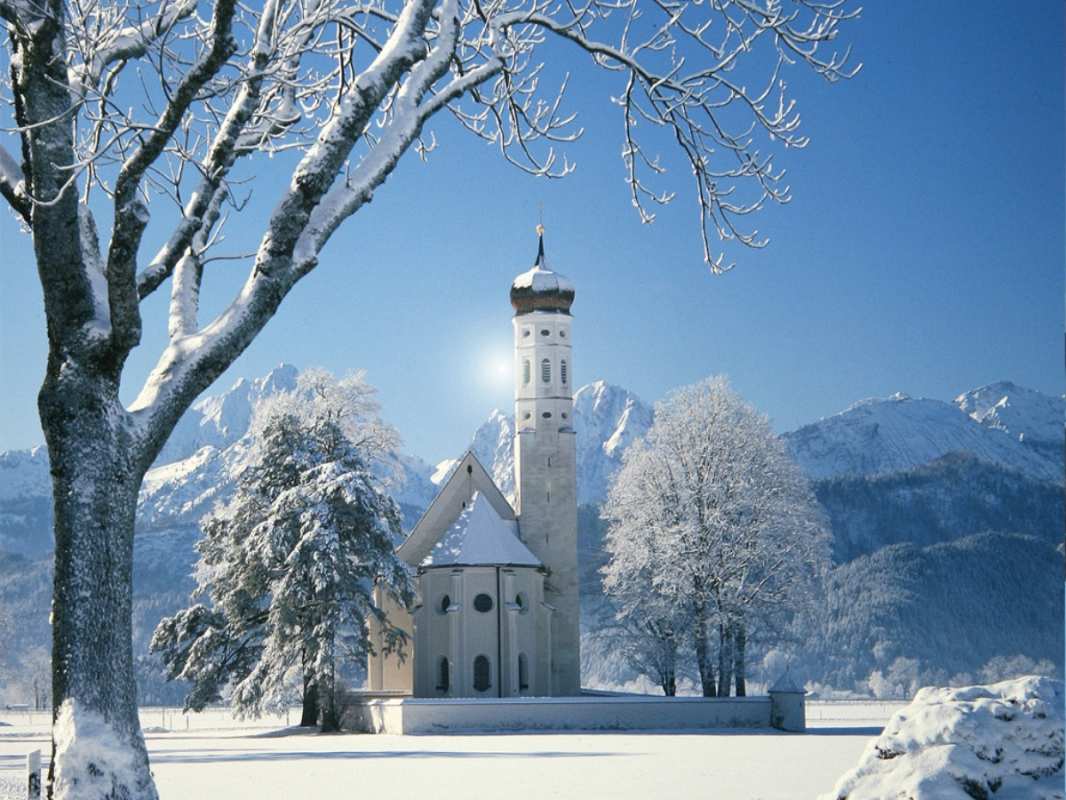 Открытка Храм в зимнем лесу на фоне гор  зима, храм, костел  С рождеством 